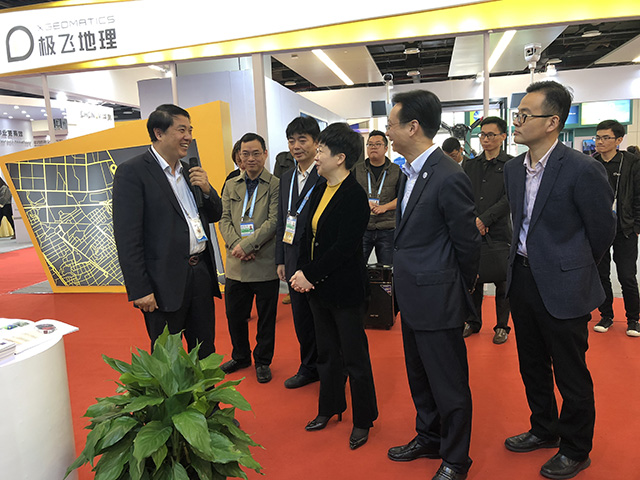 董事長為領(lǐng)導(dǎo)介紹飛燕發(fā)展.jpg 董事長為領(lǐng)導(dǎo)介紹飛燕發(fā)展.jpg