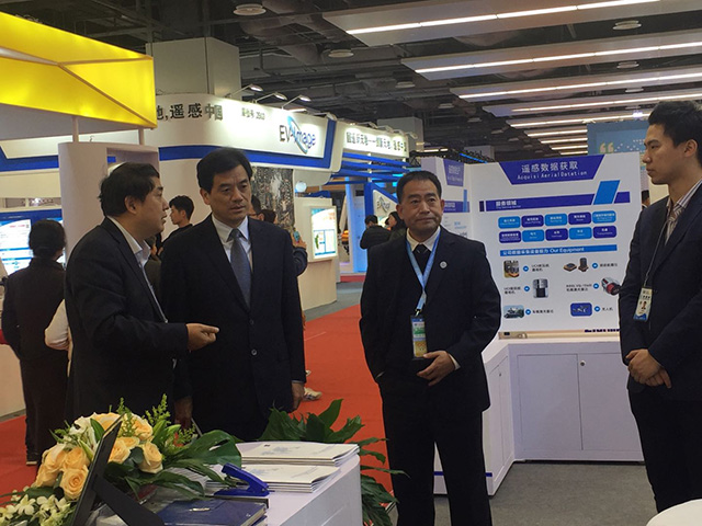 董事長向領(lǐng)導(dǎo)介紹飛燕業(yè)務(wù).jpg 董事長向領(lǐng)導(dǎo)介紹飛燕業(yè)務(wù).jpg