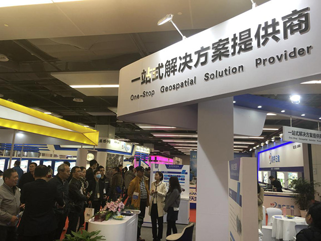 飛燕展會風(fēng)采工作人員專業(yè)講解.jpg 飛燕展會風(fēng)采工作人員專業(yè)講解.jpg