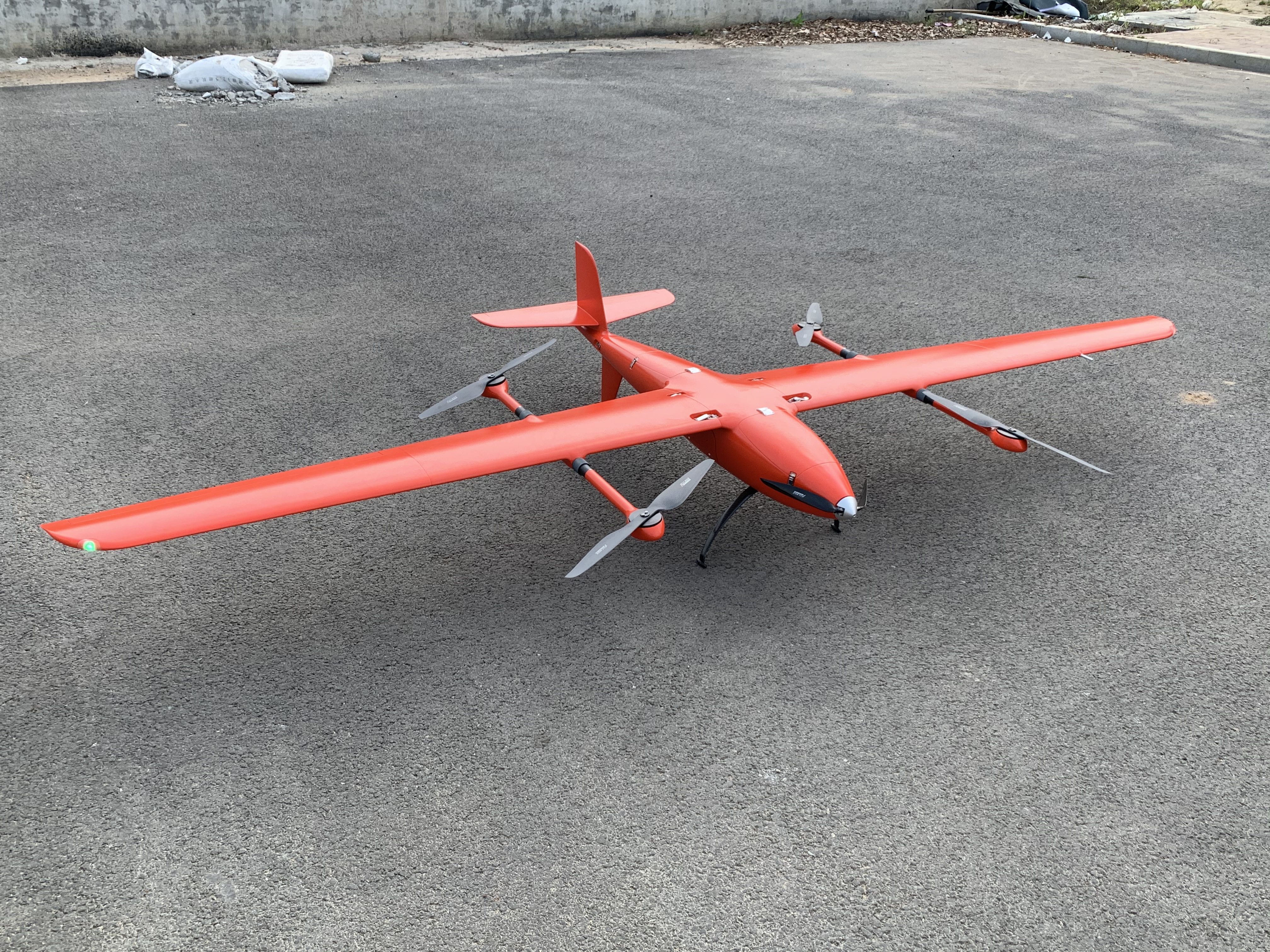 大飛機航攝(左)<a href='http://m.autobangzl.com/typearticle/330-1.html' target='_blank' title='無人機航攝'><strong>無人機航攝</strong></a>(右)